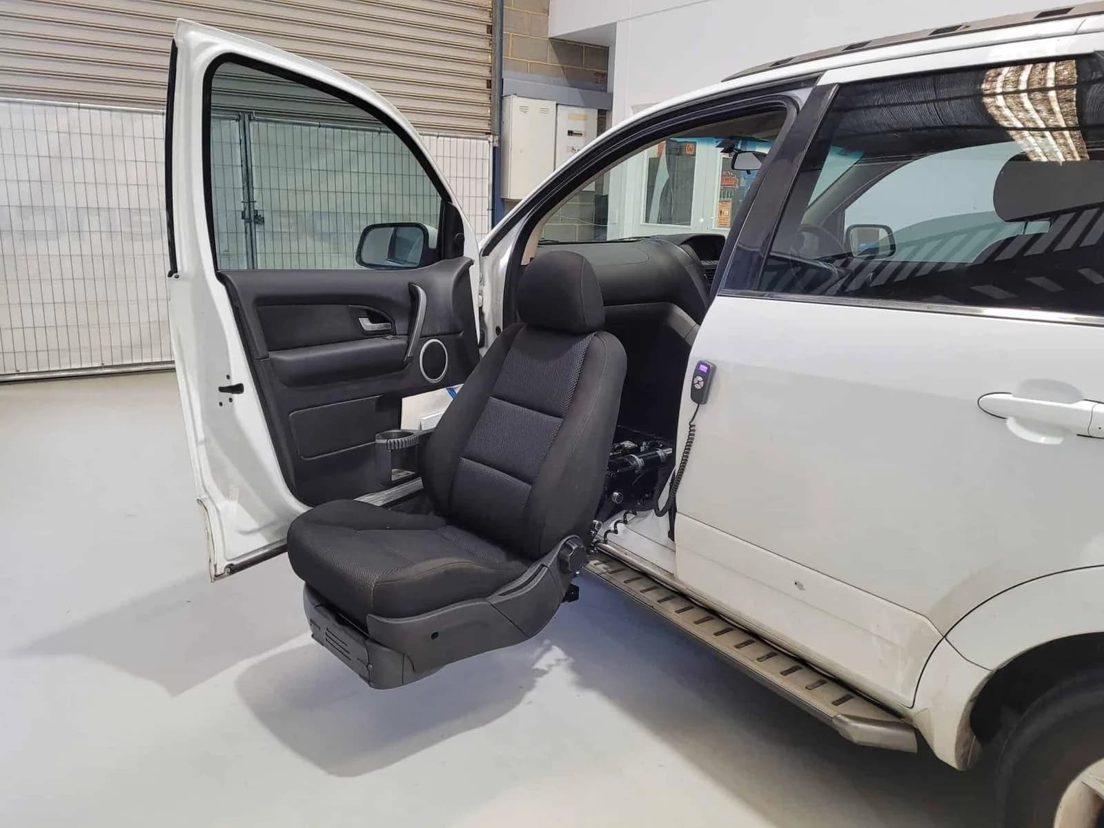 Automobilis su pasukama sėdyne dirbtuvėse