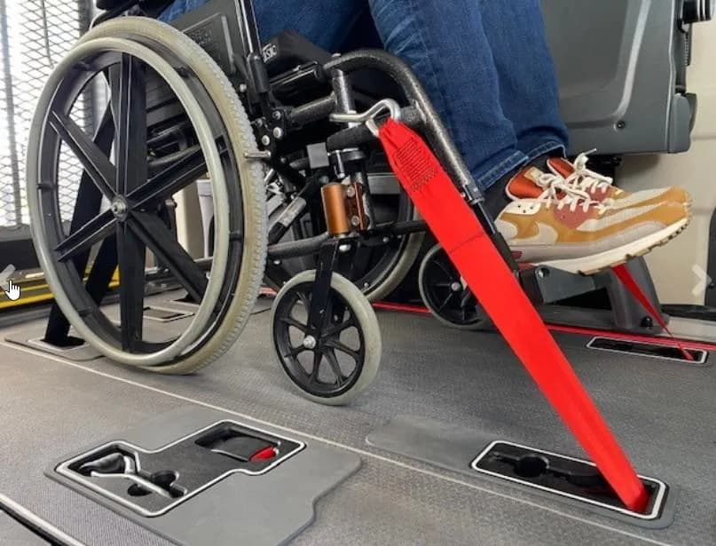 Vežimėlio tvirtinimo sistema automobilio grindyse